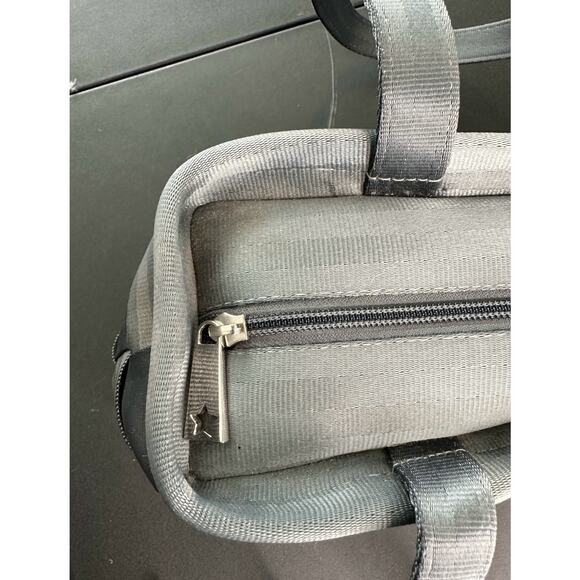 Harveys Seatbelt Bag Gray Zipper Closure Double Strap Boxy Tote Shoulder Bag - Picture 4 of 9